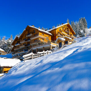 Hôtel l'Hélios sur les pistes de ski de Méribel membre de Symboles de France